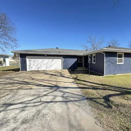 Buy this 3 bed house on 2061 West Northwood Street in Bolivar, MO 65613