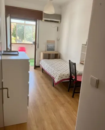 Rent this 4 bed room on Instituto da Habitação e Reabilitação Urbana in Rua Eduardo Malta, 1070-060 Lisbon