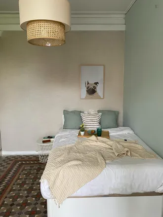 Rent this 6 bed room on Carrer de Balmes in 86, 08001 Barcelona