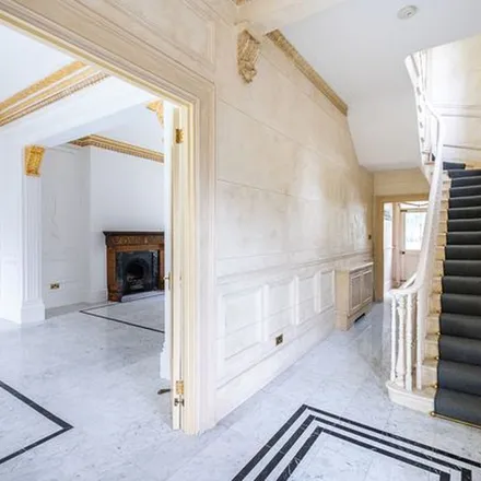 Rent this 6 bed duplex on 1 Warwick Gardens in London, W8 6NP
