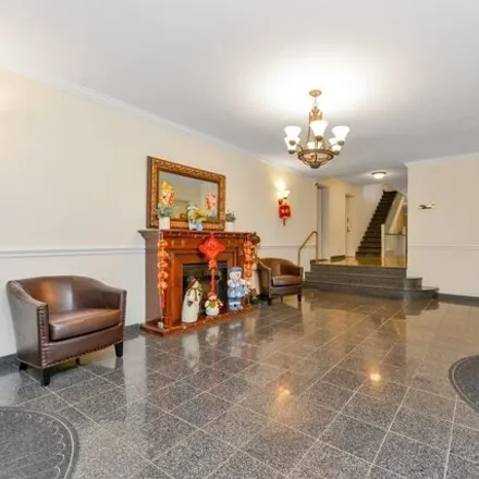 Image 4 - 15 Canterbury Road, Village of Great Neck Plaza, NY 11021, USA - Apartment for sale
