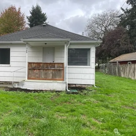 Buy this 3 bed house on 1052 Centralia Avenue in Centralia, WA 98531