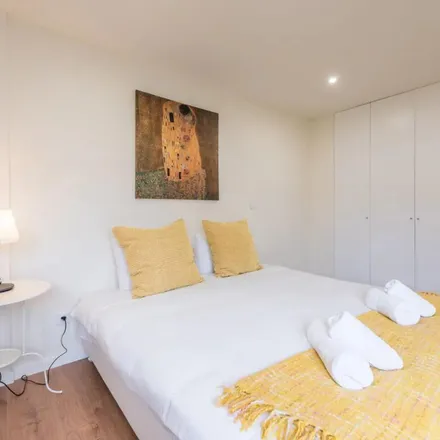 Rent this 2 bed apartment on Chapéus 9 Abril in Rua de Entreparedes, 4000-198 Porto