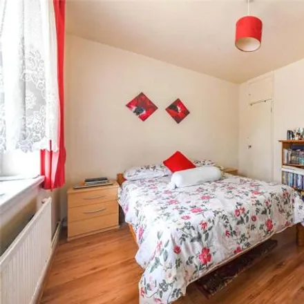 Image 3 - Ayrton Gould House, Roman Road, London, E2 0QY, United Kingdom - Apartment for sale