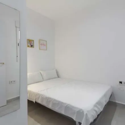 Image 5 - Avenida de Rafaela Ybarra, 28026 Madrid, Spain - Apartment for rent