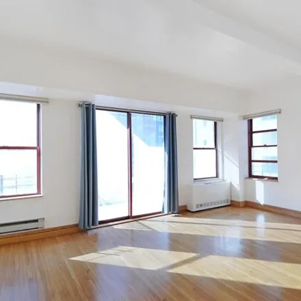 Image 3 - 40 East 61st Street, New York, NY 10065, USA - Condo for sale