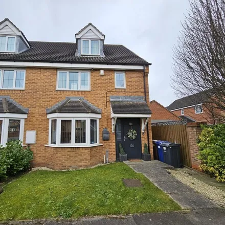 Rent this 3 bed townhouse on Kingfisher Drive in Wombwell, S73 0UX