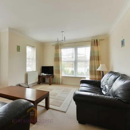 Image 3 - Horton Crescent, Epsom, KT19 8AA, United Kingdom - Apartment for rent