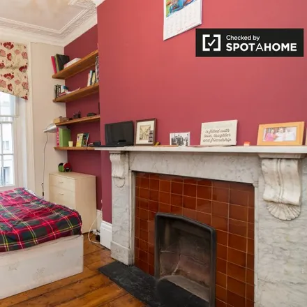 Rent this 5 bed room on 156 Coldharbour Lane in London, SE5 9PU