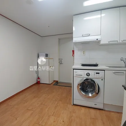 Rent this studio apartment on 서울특별시 관악구 봉천동 1613-3