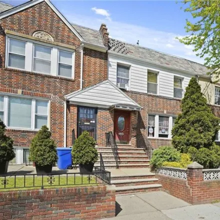 Image 2 - 53-56 65th Place, New York, NY 11378, USA - House for sale
