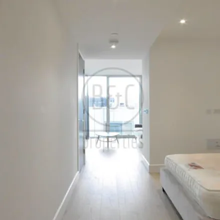 Image 5 - Cassia House, Piazza Walk, London, E1 8FU, United Kingdom - Room for rent