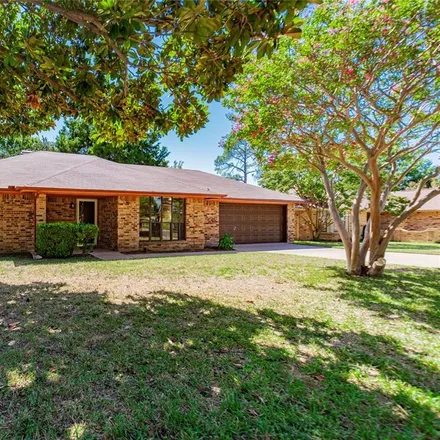 Buy this 3 bed house on 2014 Chantilly Court in Arlington, TX 76015