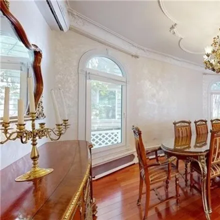 Image 3 - 2666 East 19th Street, New York, NY 11235, USA - House for sale