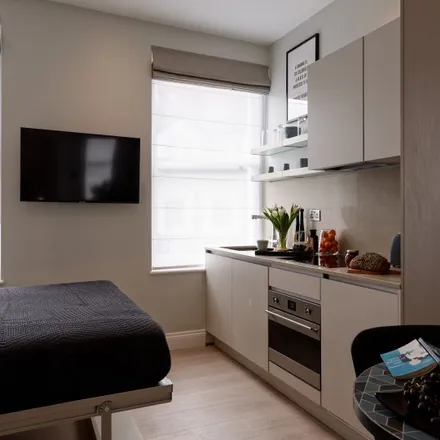 Rent this studio apartment on 41 Emperor's Gate in London, SW7 4HJ