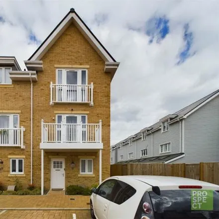 Buy this 4 bed townhouse on 22 New Hampshire Street in Reading, RG2 6AJ