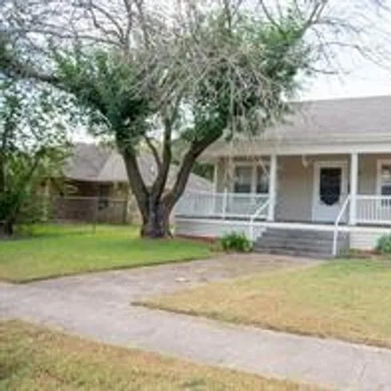 Rent this 4 bed house on 220 North Grand Avenue in Sherman, TX 75090