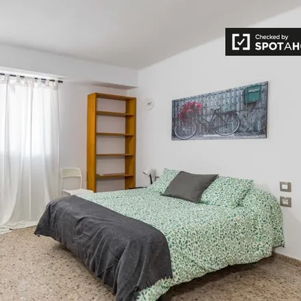 Rent this 5 bed room on Carrer de Pepe Alba in 13, 46022 Valencia