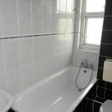 Rent this 3 bed apartment on Hare Walk in London, N1 6RN