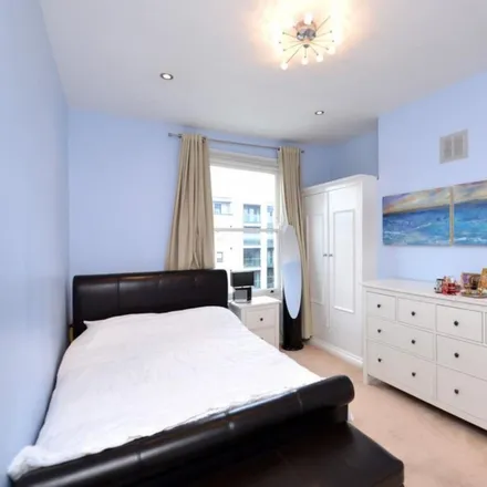 Rent this 4 bed room on 49 Drayton Park in London, N5 1PJ