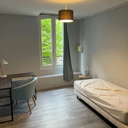 Image 4 - 2 Rue de la Chaussée, 61000 Alençon, France - Apartment for rent