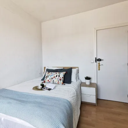 Rent this 8 bed room on Madrid in Colegio Sagrado Corazón, Calle de la Redondilla