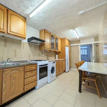 Image 3 - 47 Berkshire Gardens, Bowes Park, London, N13 6AA, United Kingdom - Townhouse for rent