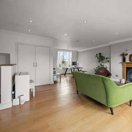 Rent this 3 bed house on 8-9 Hereford Mews in London, W2 5AN