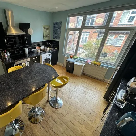 Rent this 6 bed townhouse on Richmond Mount in Leeds, LS6 1DF