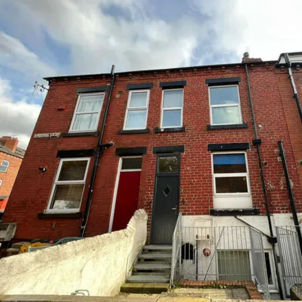 Rent this 5 bed townhouse on Back Norwood Place in Leeds, LS6 1DZ