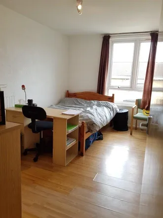 Rent this 5 bed room on Dial-a-Cab in Offord Street, London