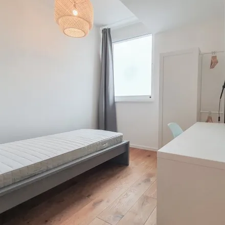 Rent this 6 bed room on Fontänenfeld in Leopoldplatz, 13353 Berlin
