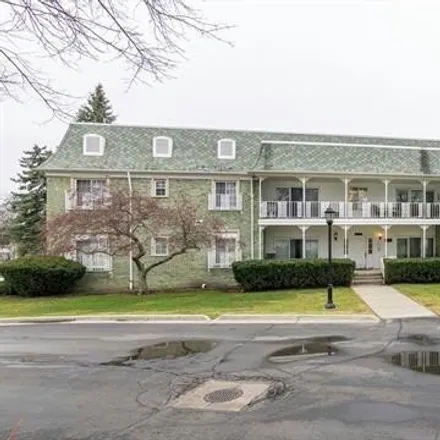 Buy this 3 bed condo on Woodward Avenue in Bloomfield Township, MI 48304