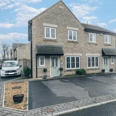 Buy this 3 bed duplex on Oakroyd View in Birkenshaw, BD11 2DW