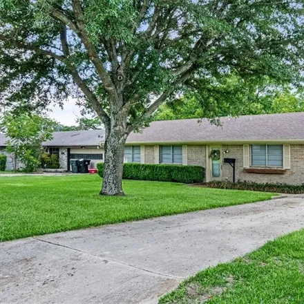 Buy this 3 bed house on 2305 Scott Boulevard in Temple, TX 76504