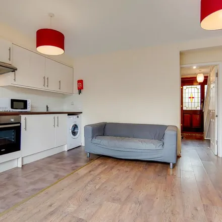 Rent this 4 bed apartment on Forsyth Gardens in London, SE17 3NE