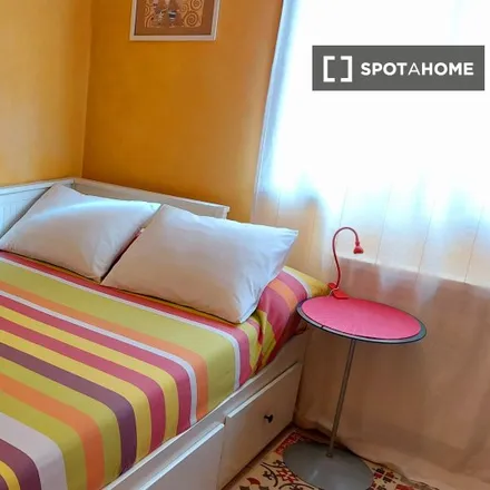 Rent this 2 bed room on Escola Cintra in Carrer de la Riereta, 08001 Barcelona