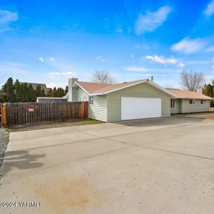 Buy this 3 bed house on 7270 Spokane Street in Yakima, WA 98908