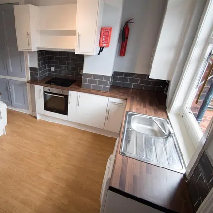 Rent this 6 bed townhouse on Trelawn Terrace in Leeds, LS6 3JQ