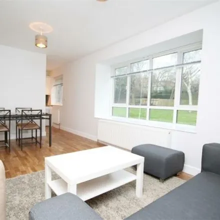 Rent this 3 bed apartment on Windsor House in Chatsworth Road, London