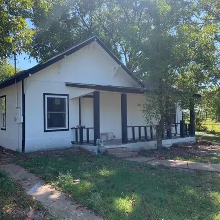 Rent this 3 bed house on 809 N Maxey St in Sherman, Texas