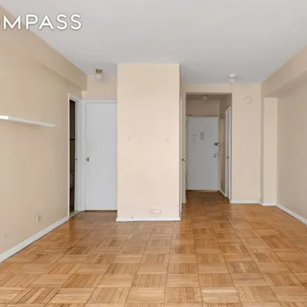 Image 7 - 225 East 46th Street, New York, NY 10017, USA - Condo for sale