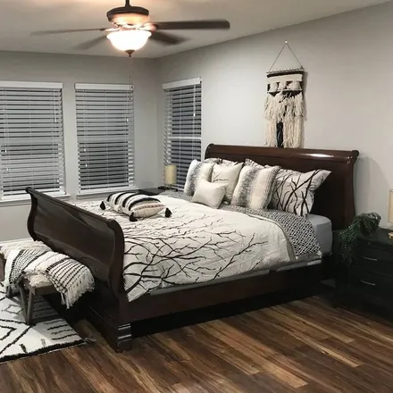 Rent this 4 bed house on San Antonio