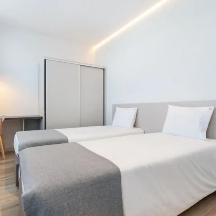 Rent this 3 bed apartment on Farmácia Porto in Estrada Interior da Circunvalação 14075, 4100-179 Porto