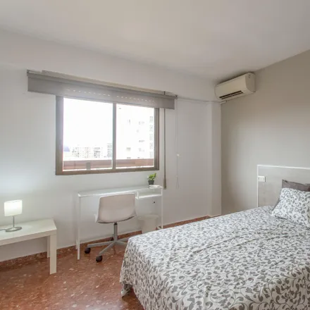 Rent this 5 bed room on Carrer d'Alboraia in 26, 46010 Valencia