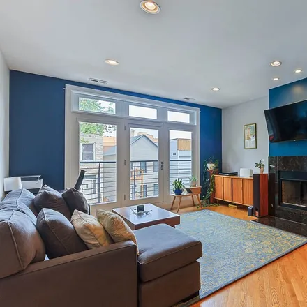 Image 3 - 2827-2829 West Lyndale Street, Chicago, IL 60647, USA - House for sale