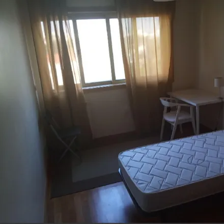 Rent this 3 bed room on Rua da Arroteia 469 in 4465-027 Matosinhos, Portugal
