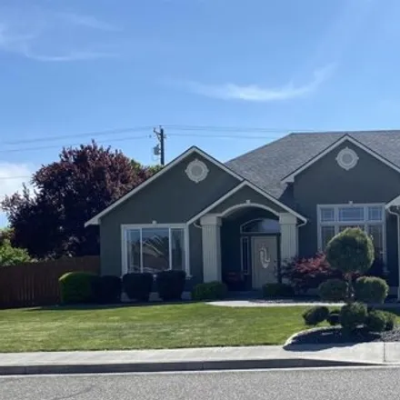 Buy this 3 bed house on 423 Golden Dr in Richland, Washington