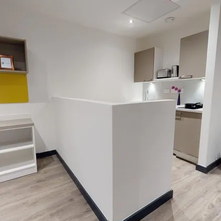 Rent this studio apartment on Redi Cash in New Street, Luton