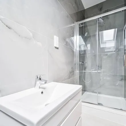 Rent this 6 bed apartment on Hoxton Street in London, N1 6NN